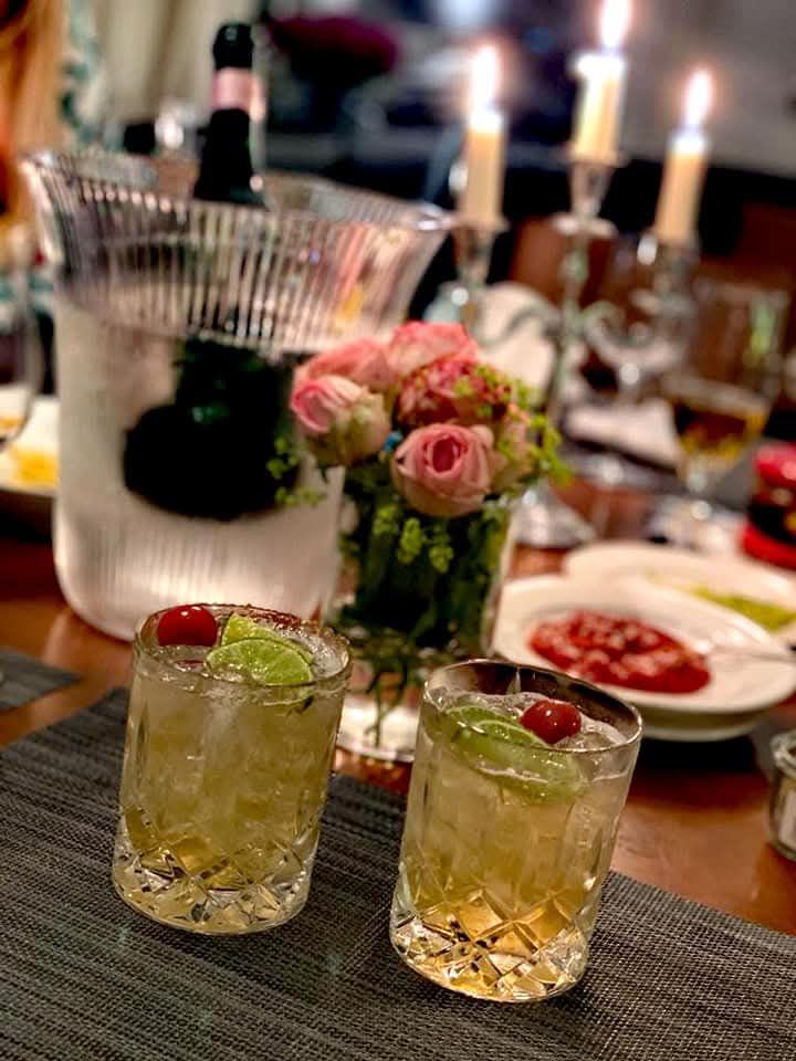 Drinks bei Kerzenlicht