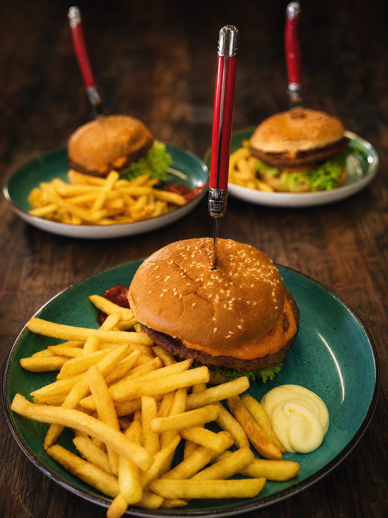 Burger mit Pommes
