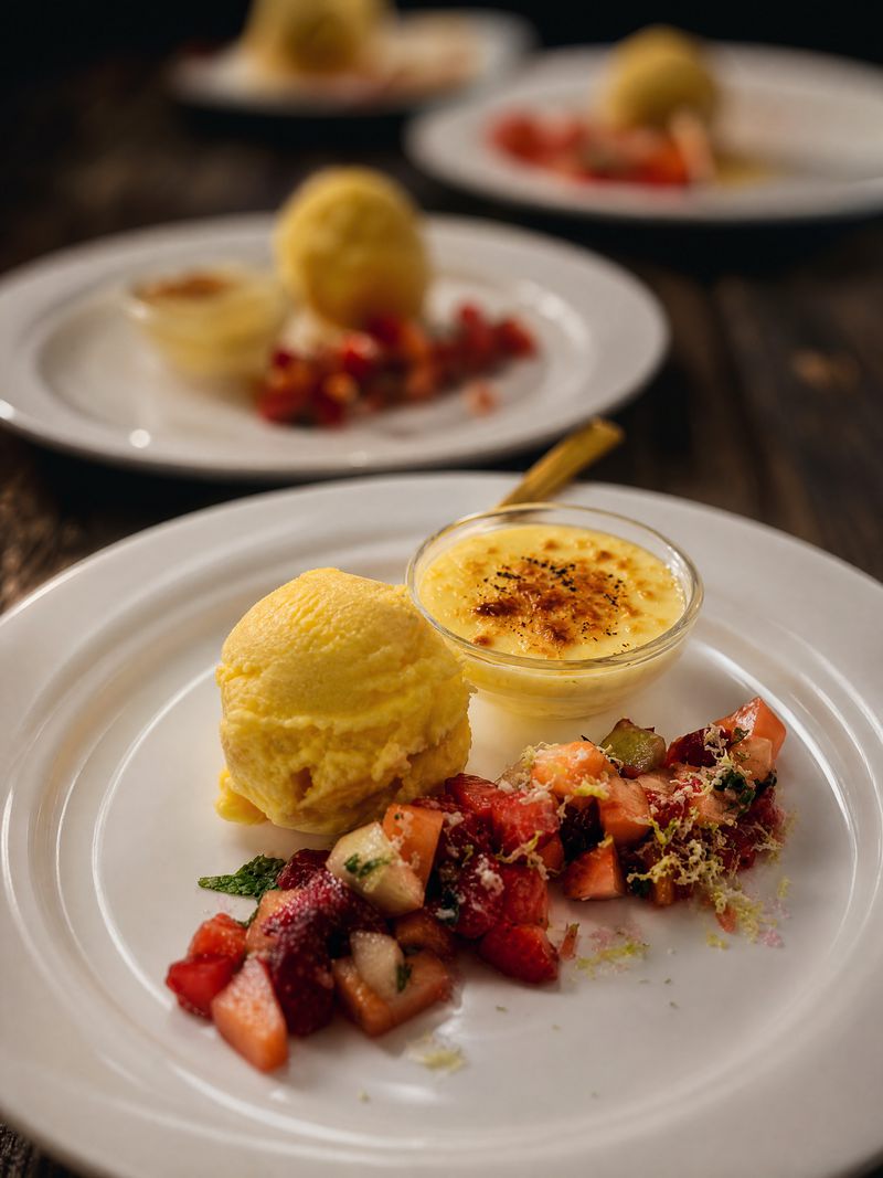 Dessertteller mit Mangosorbet