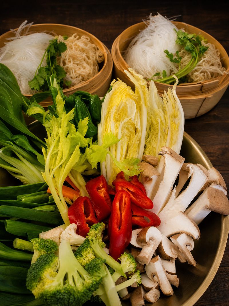 Gemüse, Pilze und Nudeln für den Hot Pot