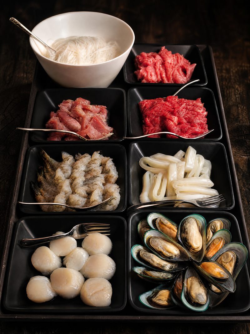 Fleisch, Muscheln und Garnelen für den Hot Pot