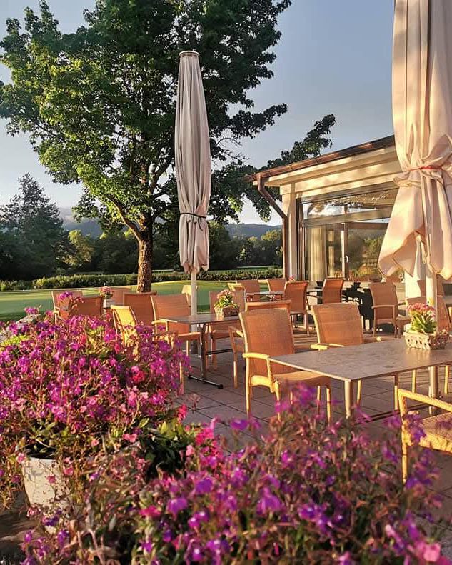Terrasse mit Blumen im Abendlicht